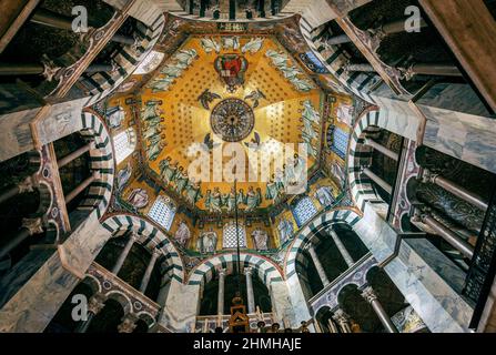 Innenansicht aus dem Achteck mit gewölbter Decke und Kuppel im Kaiserdom, Aachen, Nordrhein-Westfalen, Deutschland Stockfoto