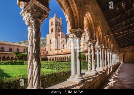 Kreuzgang mit Garten des Klosters Benedettino an der Kathedrale mit Uhrenturm, Monreale, Sizilien, Italien Stockfoto