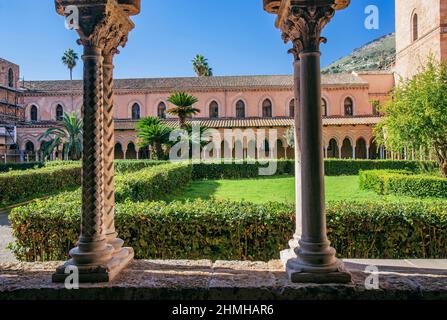 Kloster mit Garten des Klosters Benedettino an der Kathedrale, Monreale, Sizilien, Italien Stockfoto