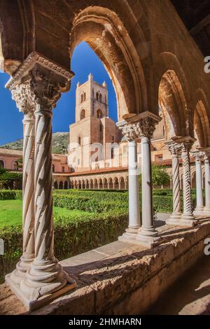 Kreuzgang mit Garten des Klosters Benedettino an der Kathedrale mit Uhrenturm, Monreale, Sizilien, Italien Stockfoto