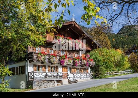 Typisches oberbayerisches Landhaus mit Blumenschmuck in Birkenstein, Landkreis Fischbachau, Leitzachtal, Oberbayern, Bayern, Deutschland Stockfoto