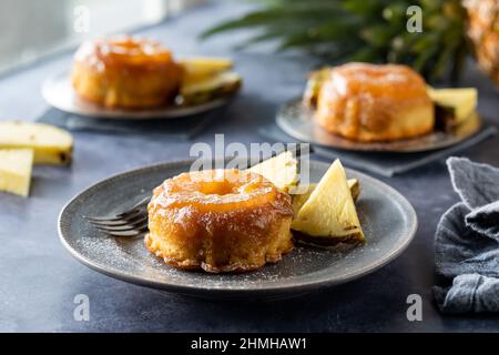 Frisch gebackene Mini-Ananas-Kuchen mit Karamellsauce auf der Oberseite. Stockfoto