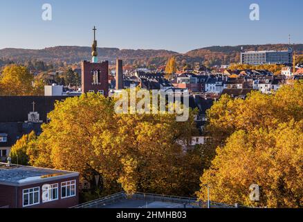 Herbstansicht über die Dächer der Stadt mit Luisenhospital, Aachen, Nordrhein-Westfalen, Deutschland Stockfoto