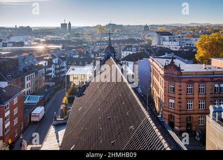 Blick über das Dach der griechisch-orthodoxen Kirche St. Michael / St. Dimitrios in die Altstadt, Aachen, Nordrhein-Westfalen, Deutschland Stockfoto