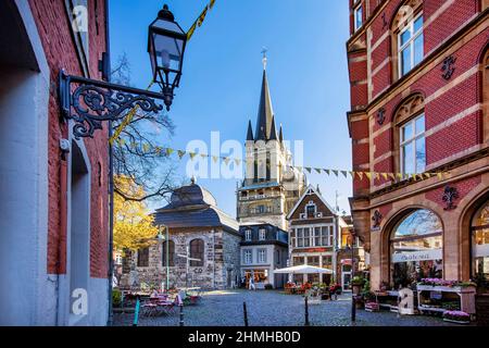 Altstadthäuser und Taufkapelle am Fischmarkt mit Westwerk und Turm aus dem Kaiserdom, Aachen, Nordrhein-Westfalen, Deutschland Stockfoto