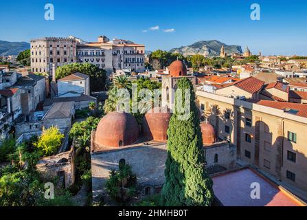 Kirche San Giovanni degli Eremiti gegen Palazzo reale (Palazzo dei Normanni), Kathedrale und Monte Pellegrino, Palermo, Sizilien, Italien Stockfoto