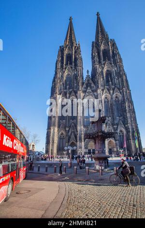 Stadtrundfahrt-Bus vor dem Domportal mit den Türmen, Köln, Nordrhein-Westfalen, Deutschland Stockfoto