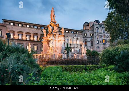 Teatro Marmoreo mit Denkmal für Philipp V. vor dem Palazzo reale (Palazzo dei Normanni) in der Abenddämmerung, Palermo, Sizilien, Italien Stockfoto