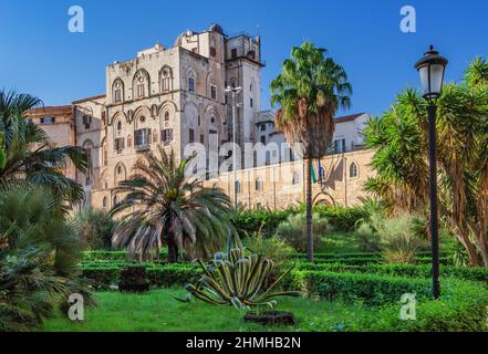 Park mit dem Palazzo reale (Palazzo dei Normanni) in der Altstadt, Palermo, Sizilien, Italien Stockfoto