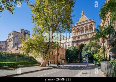 Porta Nuova im Palazzo reale in der Altstadt, Palermo, Sizilien, Italien Stockfoto