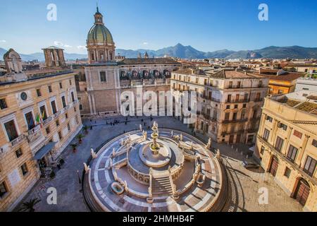 Piazza Pretoria mit der Fontana Pretoria und der Kirche San Giuseppe dei Teatini in der Altstadt, Palermo, Sizilien, Italien Stockfoto