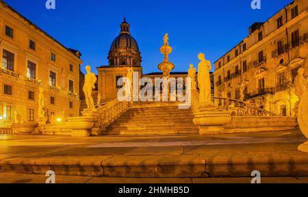 Piazza Pretoria mit der Fontana Pretoria und der Kirche San Giuseppe dei Teatini in der Altstadt in der Abenddämmerung, Palermo, Sizilien, Italien Stockfoto