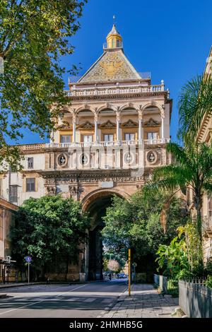 Porta Nuova im Palazzo reale in der Altstadt, Palermo, Sizilien, Italien Stockfoto