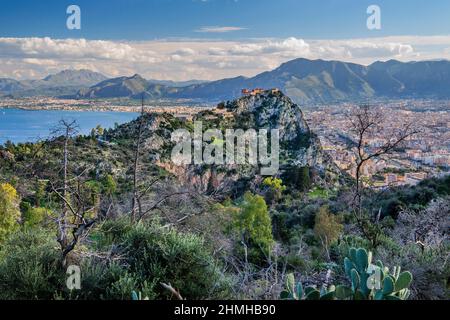 Blick auf das Castello Utveggio und die Stadt, Palermo, Sizilien, Italien Stockfoto