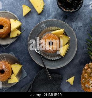 Ansicht von oben nach unten von Ananas umgekehrte Kuchen serviert mit Ananaskeilen. Stockfoto