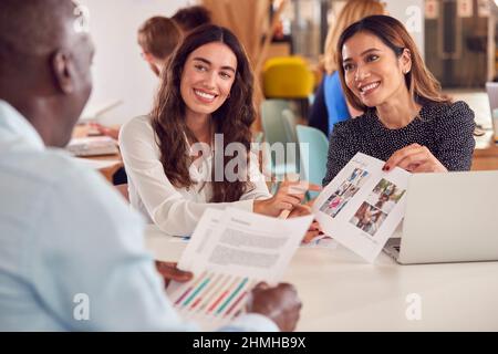 Gruppe Von Geschäftskollegen, Die Sich Im Büro-Café Mit Einem Informellen Treffen Am Tisch Treffen Stockfoto
