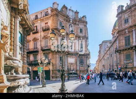 Piazza Villena (Quattro Canti) mit Brunnen im Zentrum der Altstadt, Palermo, Sizilien, Italien Stockfoto