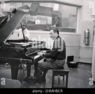 DUKE ELLINGTON (1899-1974) amerikanischer Komponist und Bandleader in einem Tonstudio um 1960 Stockfoto