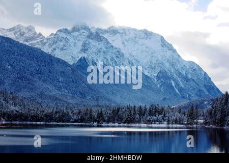 Winter am Isarstausee mit dem Karwendelgebirge im oberen Isartal Stockfoto