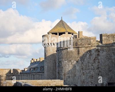 Verteidigungsturm in der Festungsmauer in Saint-Malo im Departement Ill-et-Vilaine. Der Hafen der Stadt ist der wichtigste an der Nordküste der Bretagne. Stockfoto