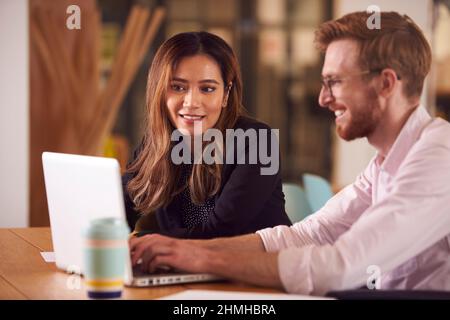 Geschäftskollegen Mit Laptop, Die Sich In Einem Büro-Café An Einem Tisch Treffen Stockfoto