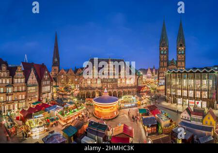 Weihnachtsmarkt in Bremen, Deutschland bei Nacht Stockfoto