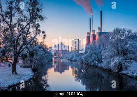 Wintersonnenaufgang am Kraftwerk Linden in Hannover, Deutschland Stockfoto