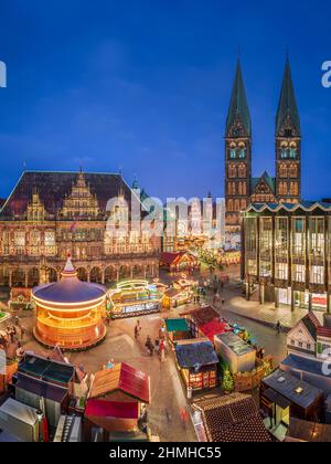 Weihnachtsmarkt in Bremen, Deutschland bei Nacht Stockfoto