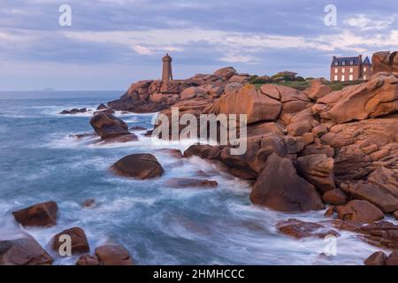 Abendstimmung auf dem Côte de Granit Rose, felsige Küste in der Nähe von Ploumanac'h, Frankreich, Bretagne, Departement Côtes d'Armor, in der Nähe von Perros-Guirec Stockfoto