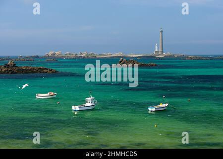 Küste bei Lilia, Blick auf die Insel Ile Vierge mit neuem und altem Leuchtturm, Côte des Abers bei Plouguerneau, Frankreich, Bretagne, Departement Finistère Stockfoto