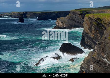 Surfen Sie auf den Klippen der Loop Head Peninsula, Irland, County Clare Stockfoto