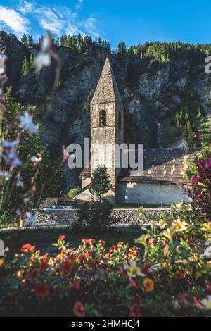 Bergkirche mit Blumen als Rahmen Stockfoto