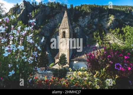 Bergkirche mit Blumen als Rahmen Stockfoto