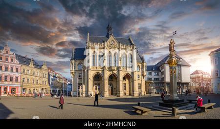 Erfurt, Deutschland. Rathaus oder Rathaus im Zentrum der Landeshauptstadt Thüringens bei Sonnenuntergang Stockfoto