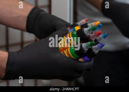 Tattoo-Farben, die seit Januar 4th in Europa nicht mehr verwendet werden können. Es sind nur Farben zulässig, die der neuen EU-Tattoo-REACH-Verordnung entsprechen. Stockfoto