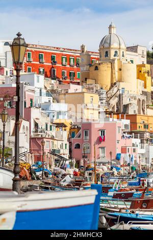 Der Fischereihafen von Marina Grande in Corricella, Procida, Kampanien, Italien. Stockfoto