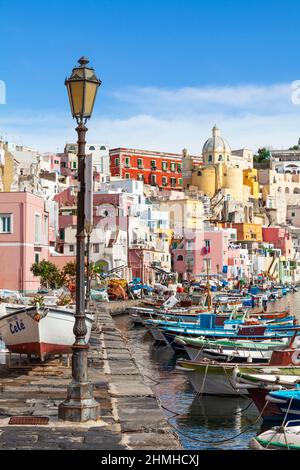 Bunte Boote im Fischerhafen Marina Grande von Corricella auf der Insel Procida, Kampanien, Italien Stockfoto