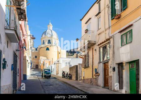 Straße in Corricella mit Kirche Santa Maria delle Grazie, Kampanien, Italien Stockfoto