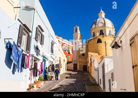 Via San Rocco mit der Kirche Santuario Santa Maria delle Grazie Incoronata auf Procida, Kampanien, Italien. Stockfoto