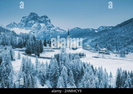 Italien, Venetien, Belluno, das Dorf Selva di Carore im Winter mit dem Berg Pelmo im Hintergrund, Dolomiten Stockfoto