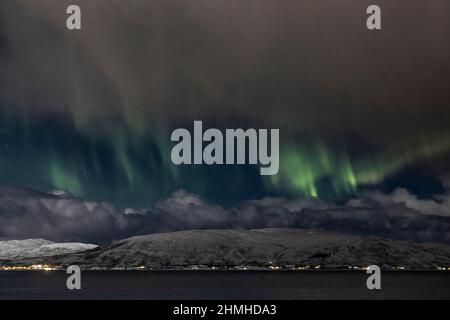 Nordlichter über dem winterlichen Fjord bei Tromsö / Tonsvik Stockfoto
