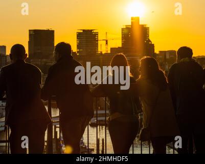 Menschen auf der Aussichtsplattform der Elbphilharmonie in Hamburg Stockfoto