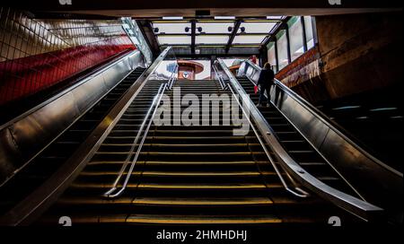 Cambridge, Massachusetts, USA - 8. Februar 2022: Blick auf die Treppen und die Rolltreppen, die die MBTA-Station der Harvard Square Red Line verlassen. Stockfoto