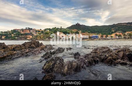 Blick über die Bay de la Baleta in Richtung Collioure im Winter. Stockfoto