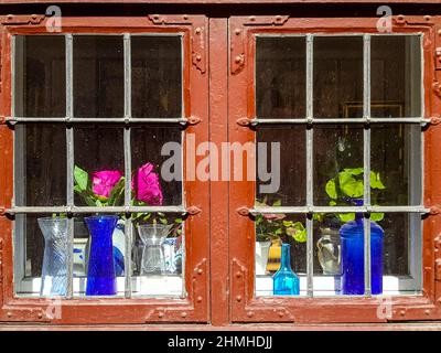 Hausfenster mit bunten Blumenvasen in Helsingør, Dänemark. Stockfoto