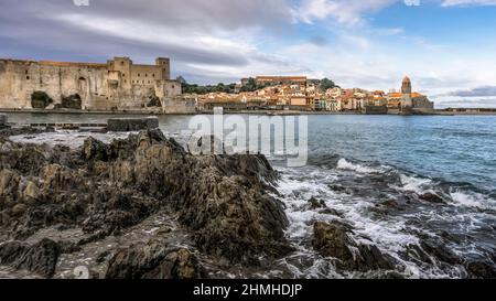 ANSA de la Baleta in Collioure. Die Kirche Notre Dame des Anges wurde Ende des 17th. Jahrhunderts im südgotischen Stil erbaut und die Château Royal de Collioure.Monument historique. Stockfoto