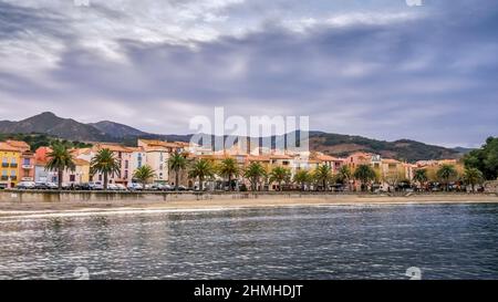 Blick über die Bay de la Baleta in Richtung Collioure im Winter. Stockfoto