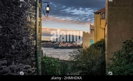 Blick über die Bucht von La Baleta nach Collioure. Stockfoto