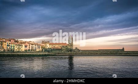 ANSA de la Baleta in Collioure. Die Kirche Notre Dame des Anges wurde Ende des 17th. Jahrhunderts im südgotischen Stil erbaut. Monument historique. Stockfoto