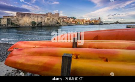 ANSA de la Baleta in Collioure im Winter. Die Kirche Notre Dames des Anges auf der rechten Seite wurde Ende des 17. Jahrhunderts erbaut. Die Château Royal de Collioure, links, ist als historisches Monument klassifiziert. Die ersten Erwähnungen stammen aus dem VII. Jahrhundert. Stockfoto